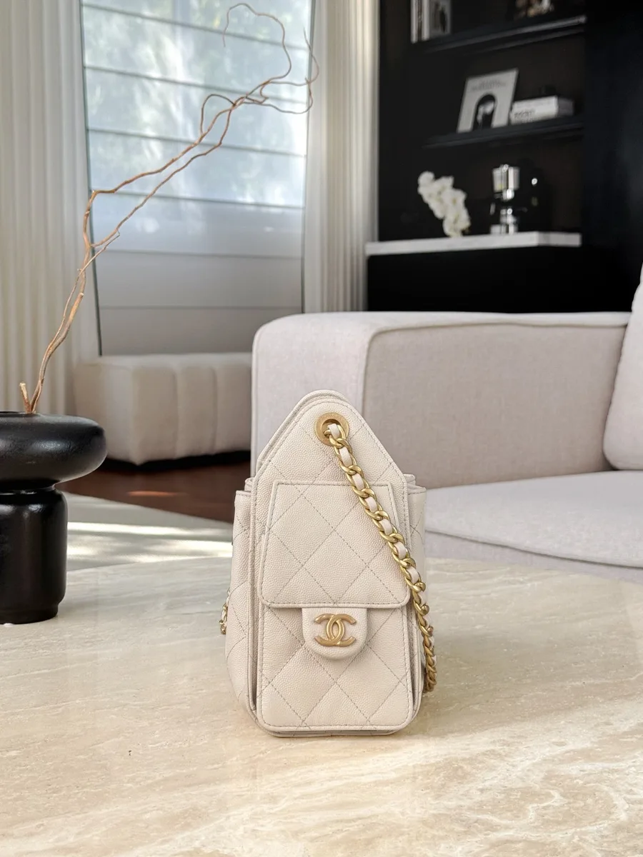 Сумка-хобо Chanel Mini, вид сбоку с накладным карманом