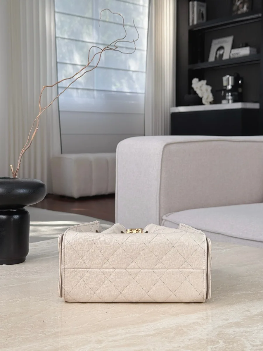 Сумка-хобо Chanel Mini, вид снизу на прямоугольное дно