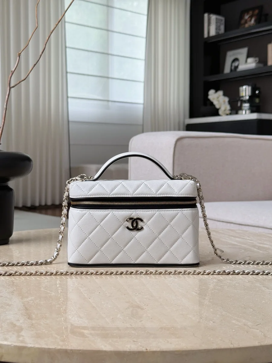 Белая сумка Chanel Vanity Case с черной отделкой, вид спереди