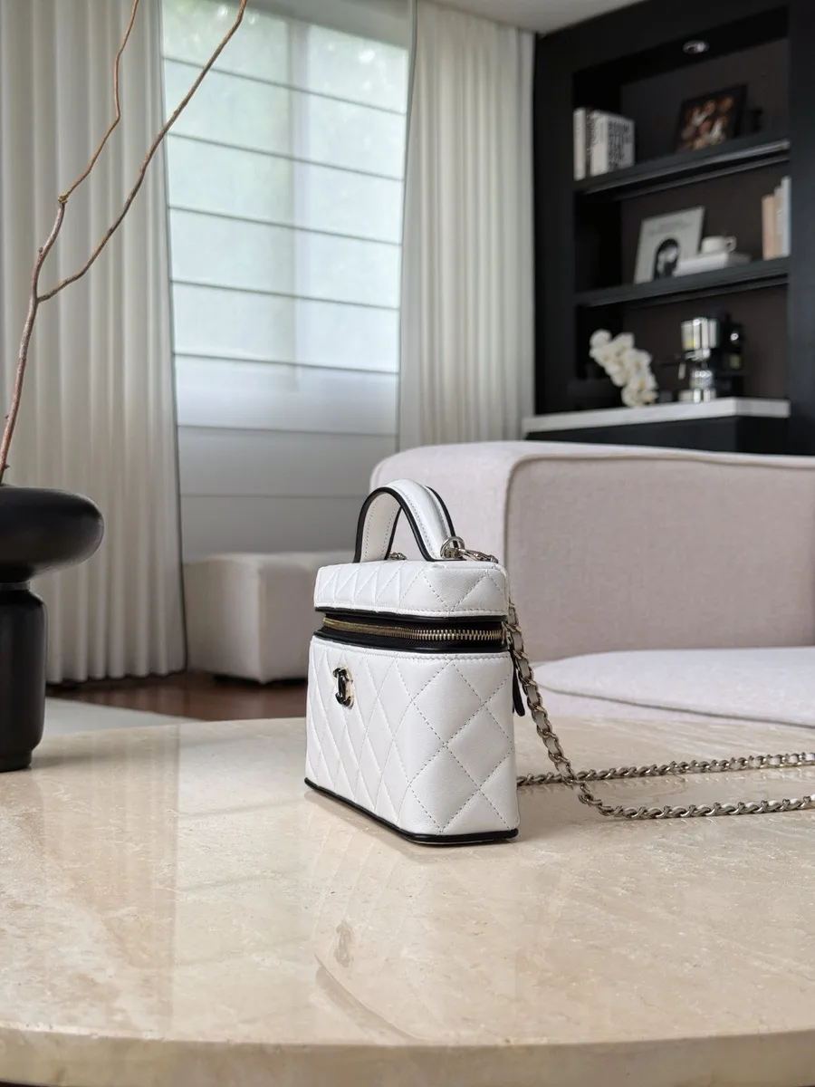 Белая сумка Chanel Vanity Case с черной отделкой, вид сбоку