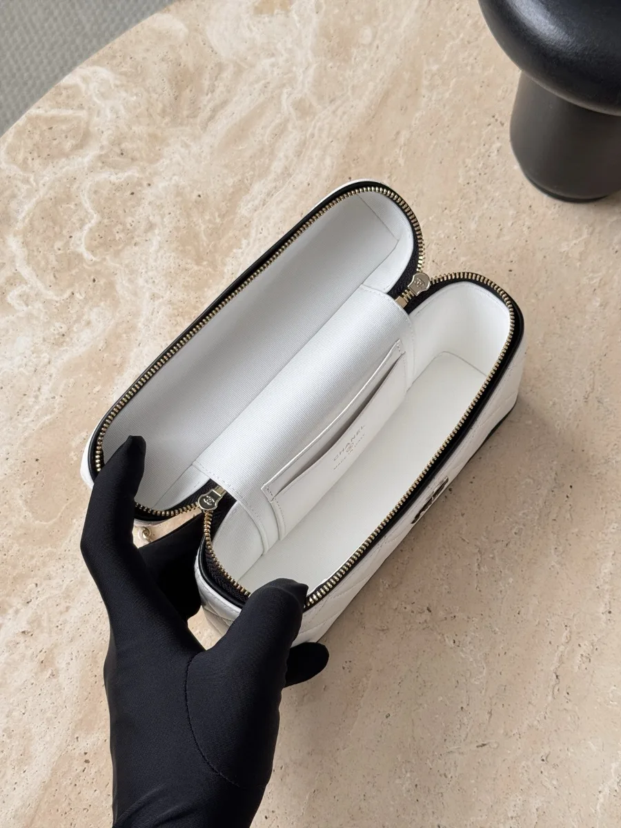 Открытая белая сумка Chanel Vanity Case, вид изнутри
