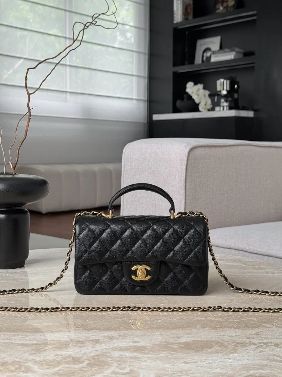 Черная стеганая сумка Chanel Mini Handle с золотистой фурнитурой, вид спереди