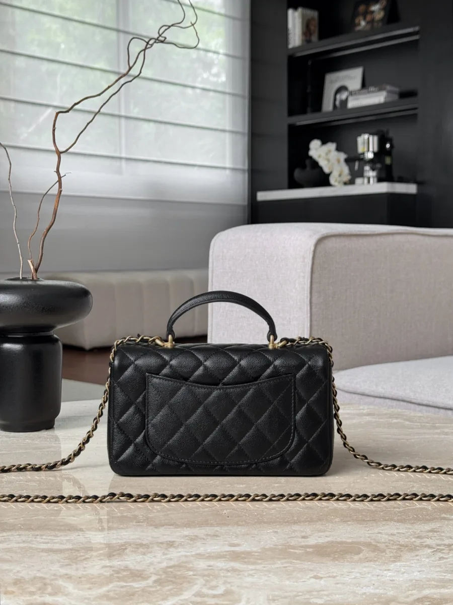 Черная стеганая сумка Chanel Mini Handle, вид сзади с карманом