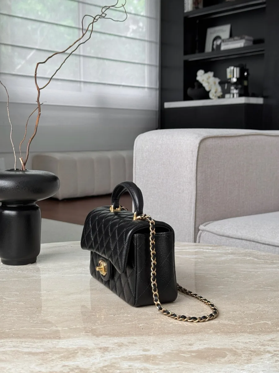 Черная кожаная сумка Chanel Mini Handle, вид сбоку