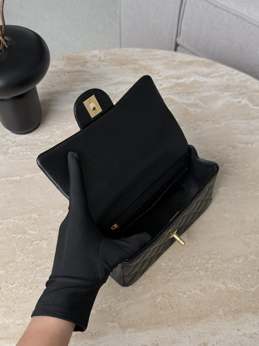 Открытая черная сумка Chanel Mini Handle, вид изнутри