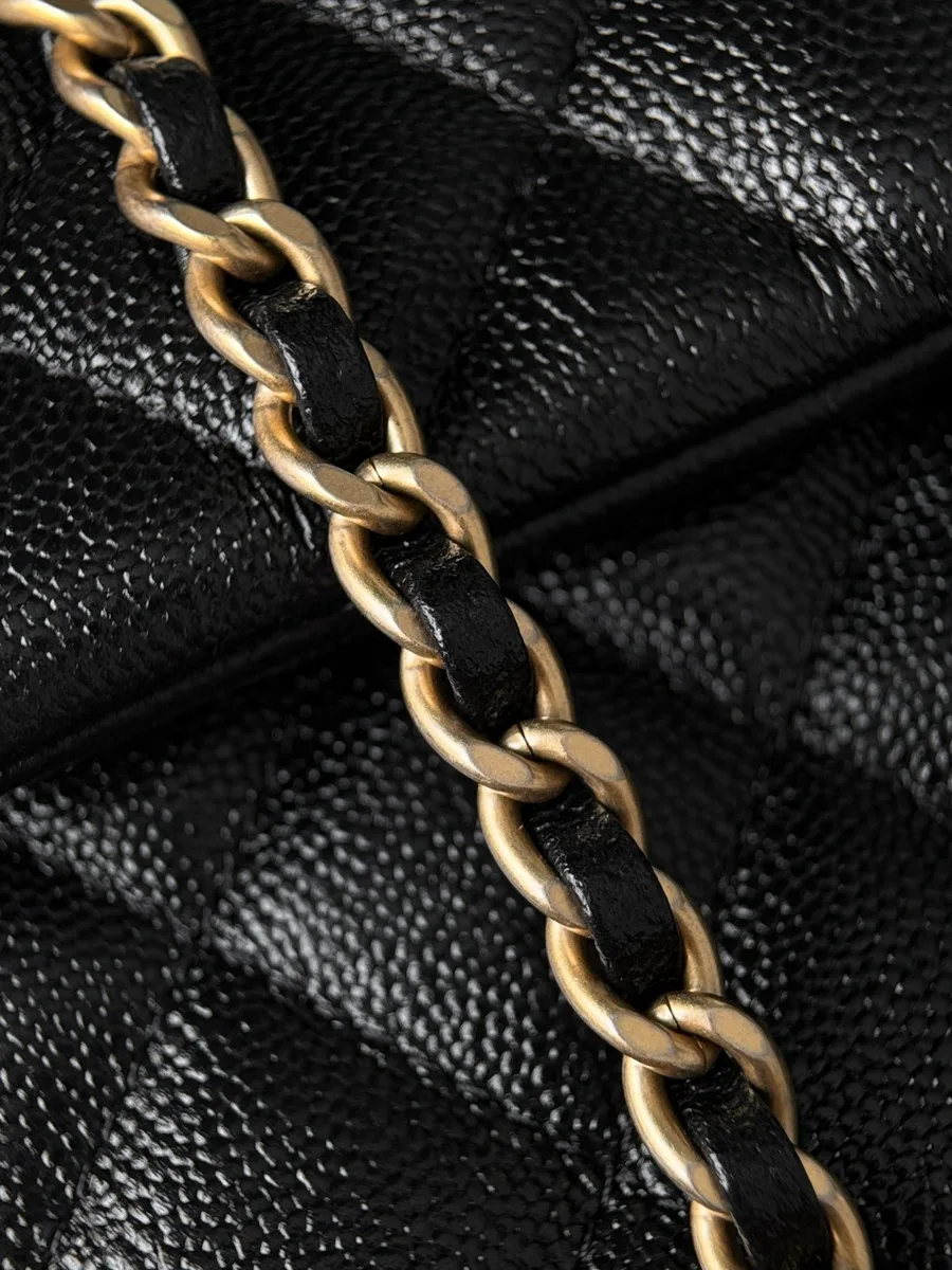 Плечевой ремень-цепочка черной сумки Chanel крупным планом