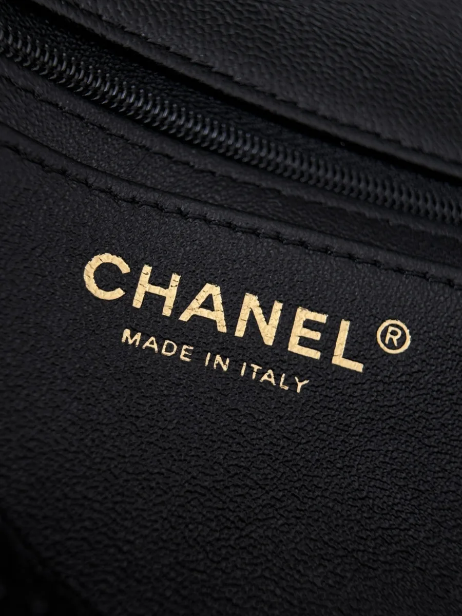 Золотистый штамп Chanel Made in Italy внутри сумки