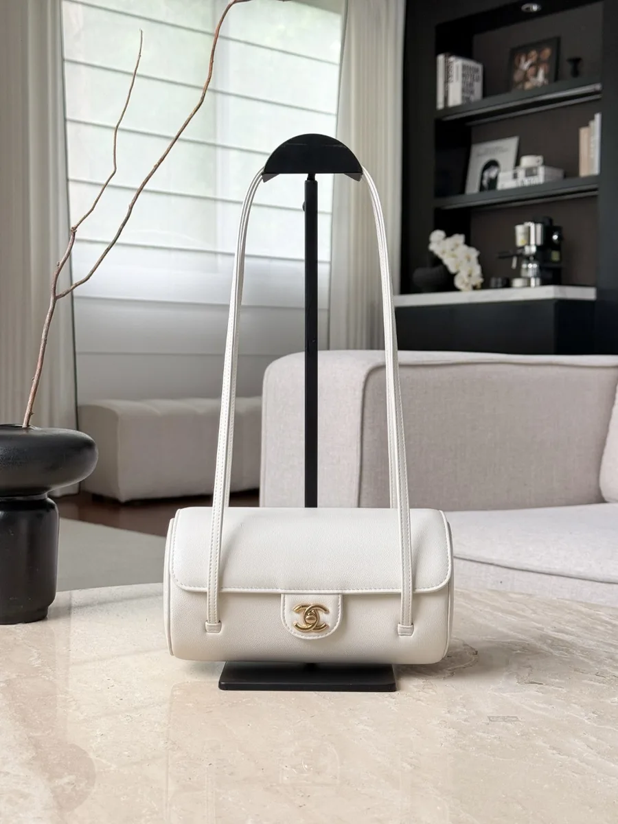 Белая сумка Chanel Bowling Bag на подставке, вид спереди