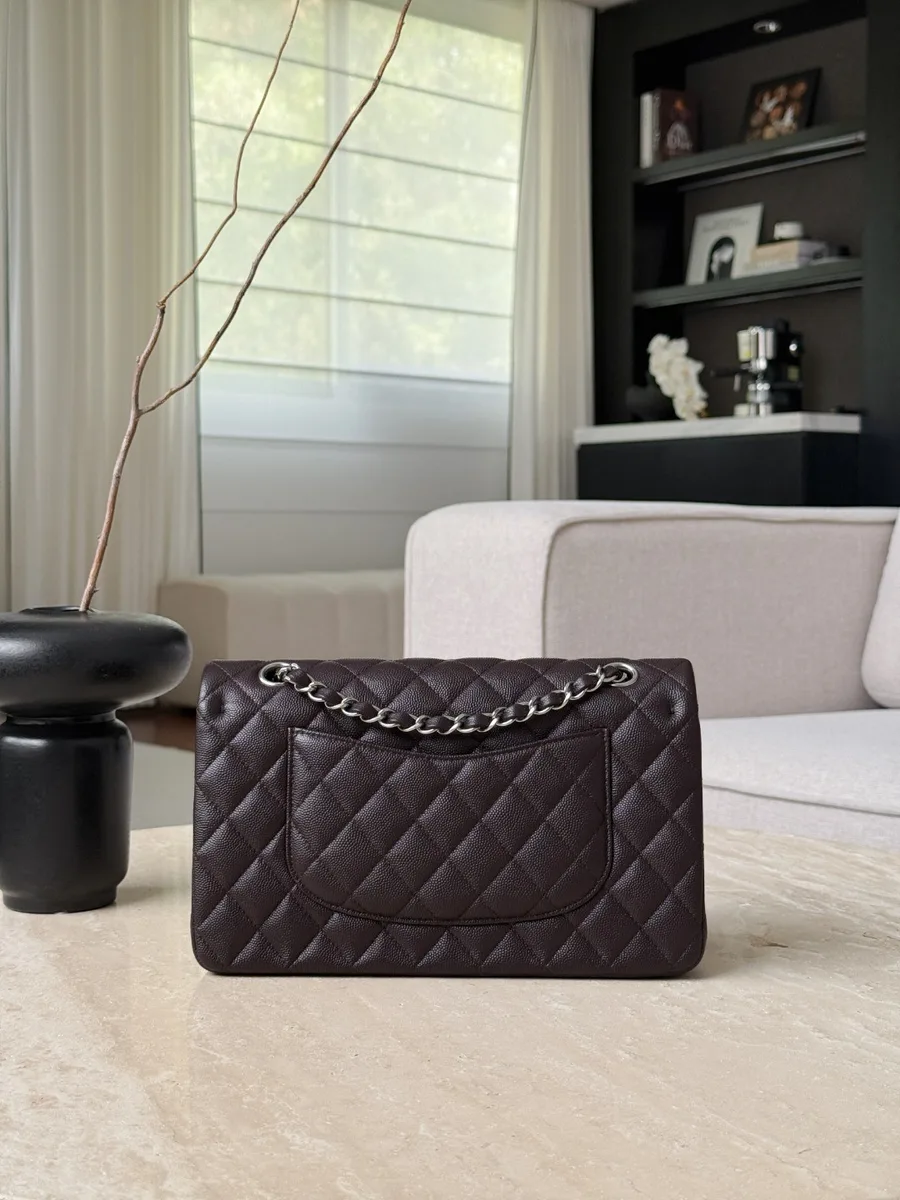 Темно-коричневая сумка Chanel Classic Flap 25, вид сзади с накладным карманом