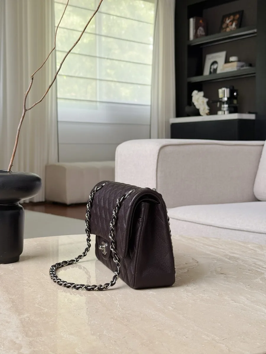 Темно-коричневая сумка Chanel Classic Flap 25, вид сбоку
