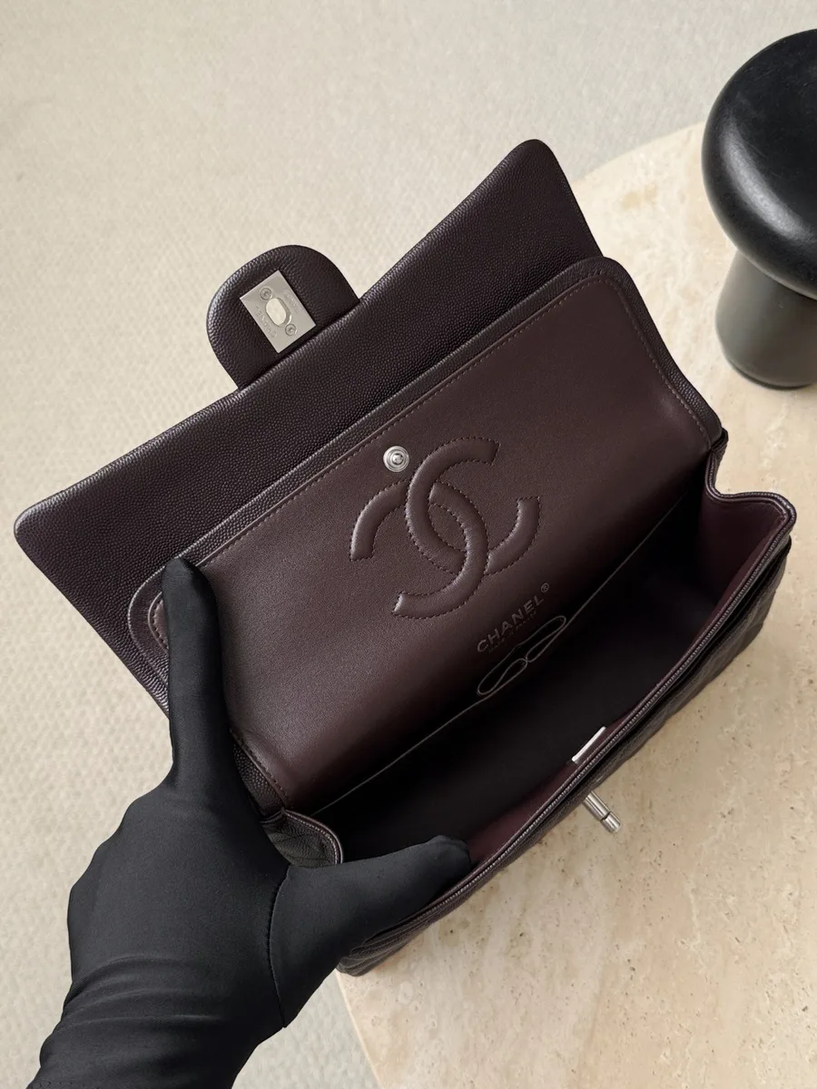 Открытая темно-коричневая сумка Chanel Classic Flap 25, внутреннее отделение с клапаном