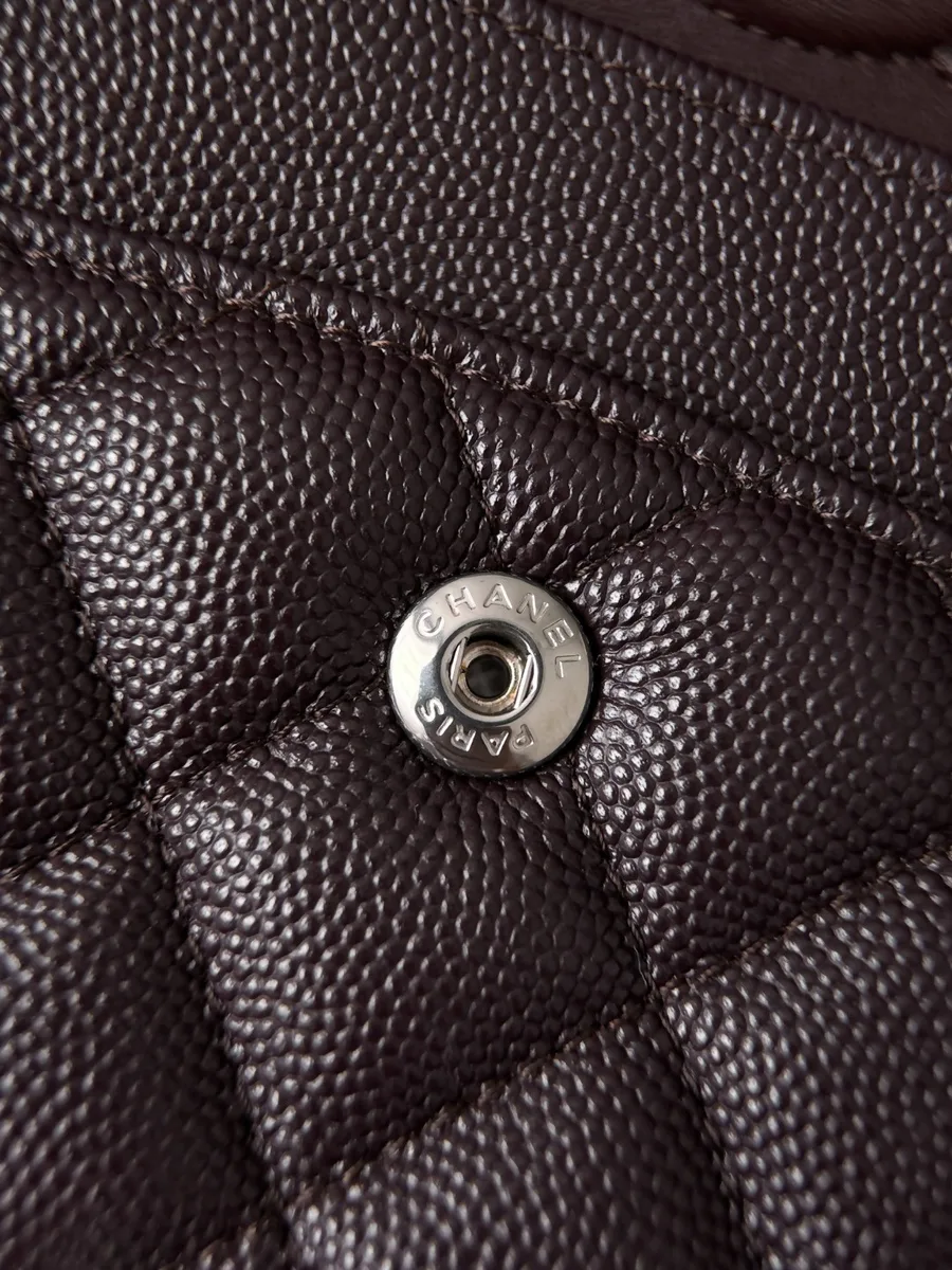 Крупный план металлической кнопки с гравировкой Chanel Paris
