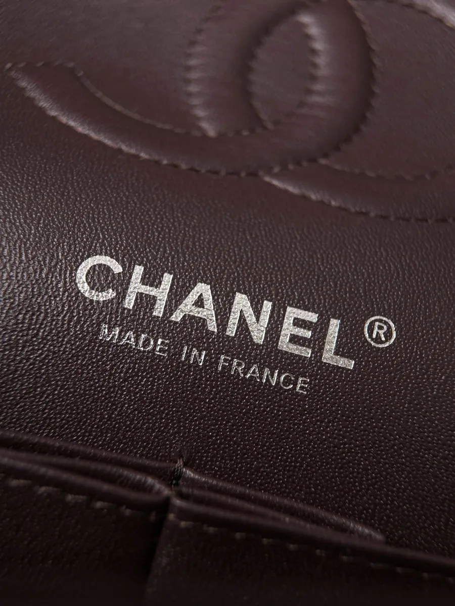 Крупный план серебристого тиснения Chanel Made in France внутри сумки