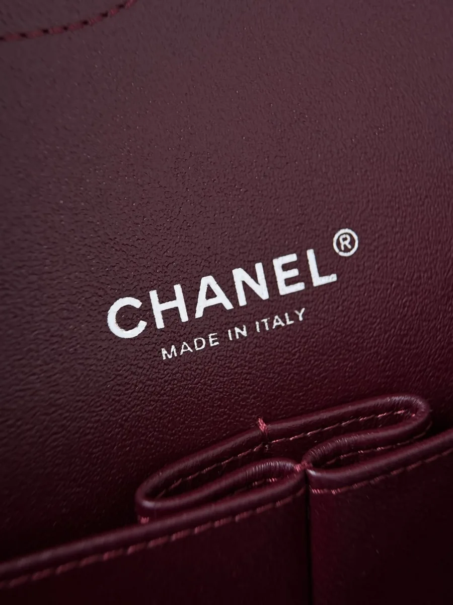 Серебристое тиснение Chanel Made in Italy на бордовой коже
