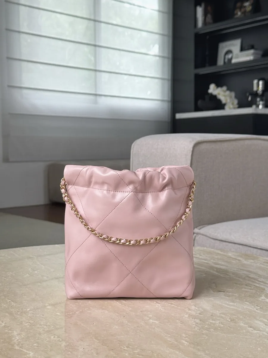 Розовая стеганая сумка-мешок Chanel 22 Mini из мягкой кожи, вид сзади