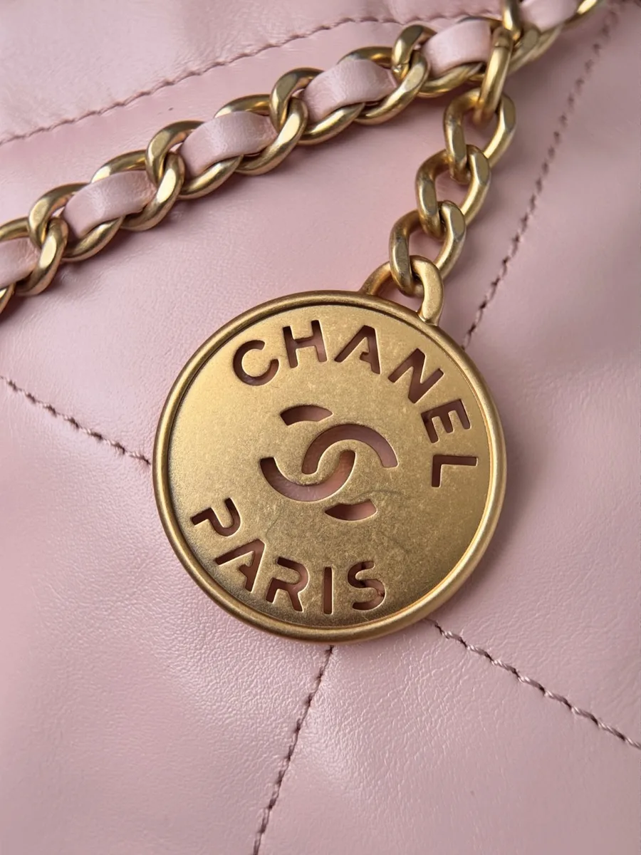 Круглая золотистая подвеска-медальон Chanel Paris на цепочке сумки