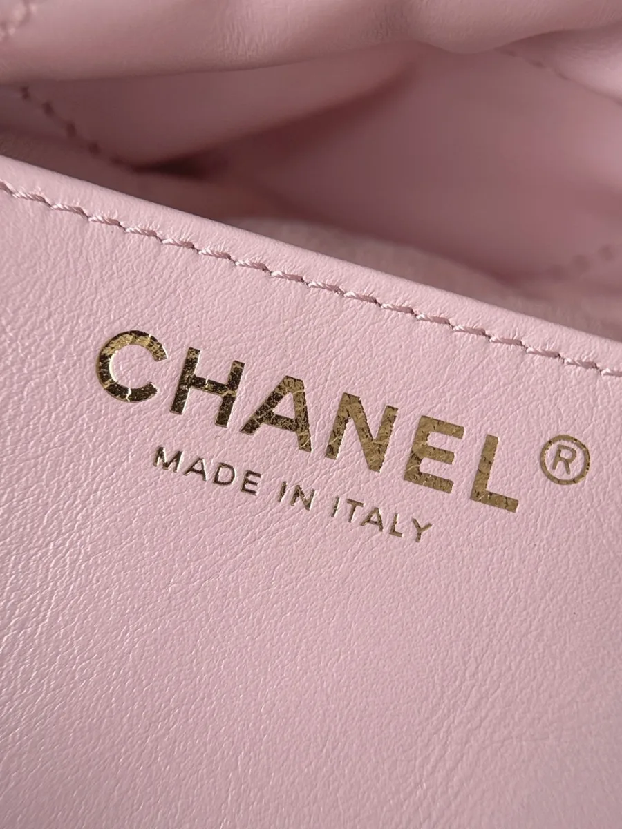 Тиснение золотистого логотипа Chanel Made in Italy на внутренней кожаной отделке
