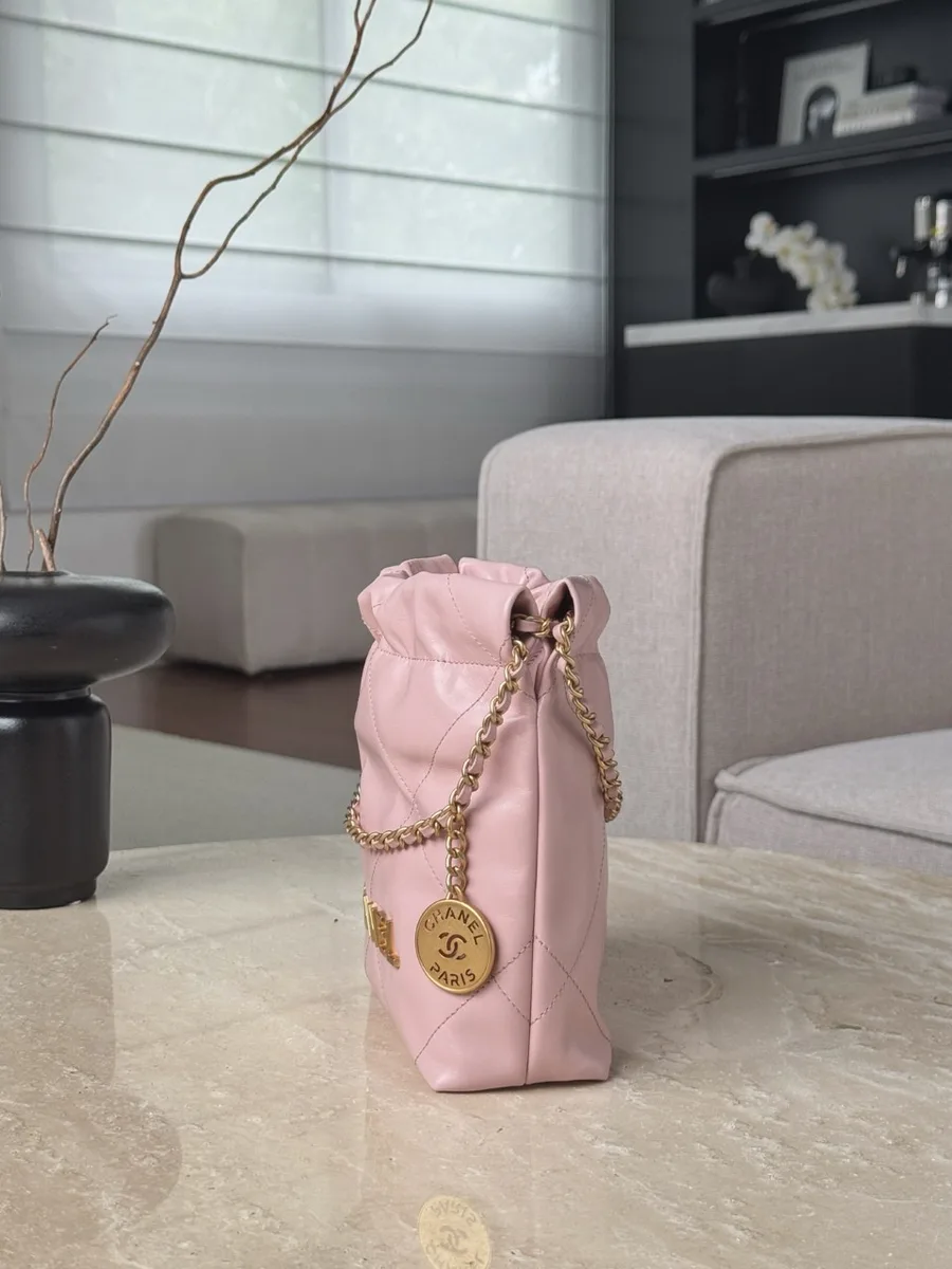 Розовая сумка Chanel 22 Mini с золотистой фурнитурой, вид сбоку