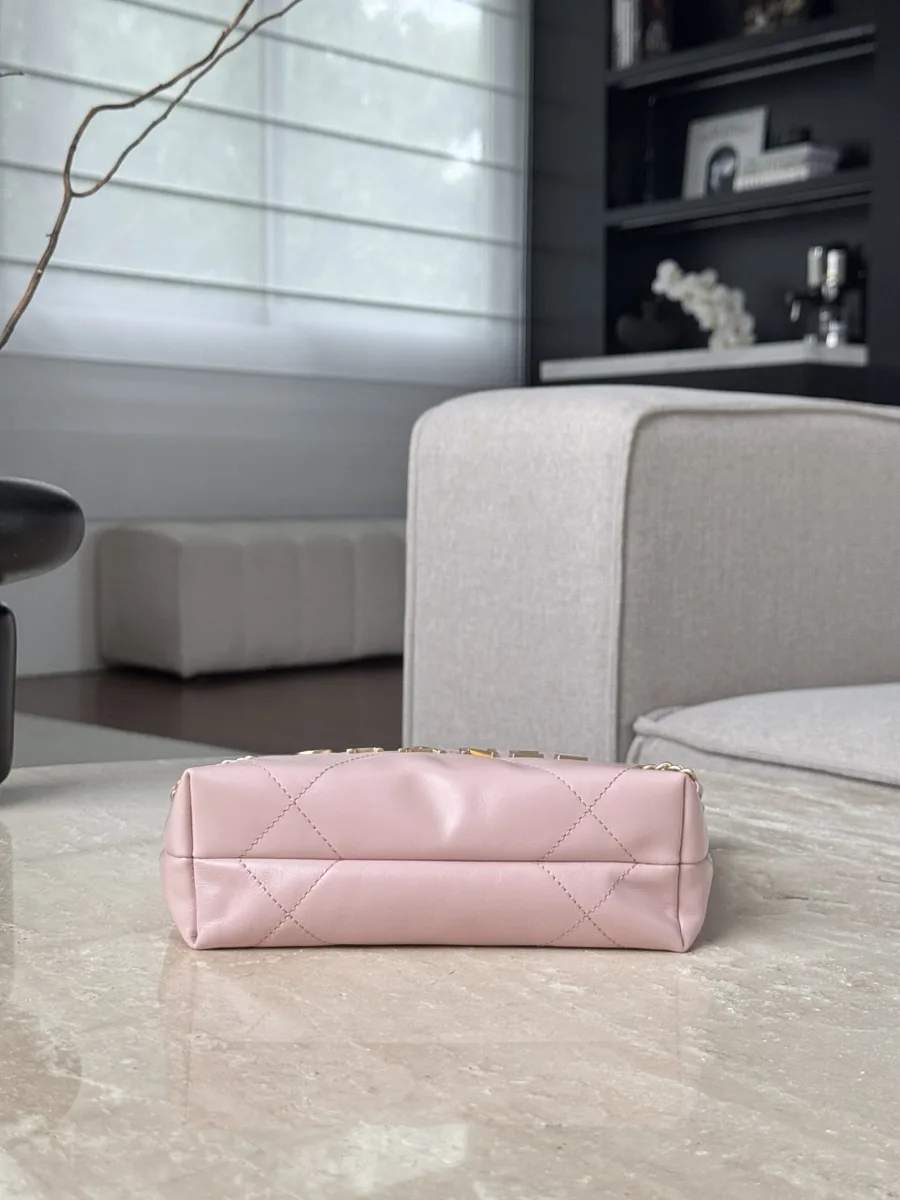 Дно розовой кожаной сумки Chanel 22 Mini с ромбовидной стежкой