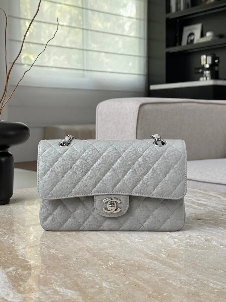 Серая сумка Classic Flap на плечо, вид спереди