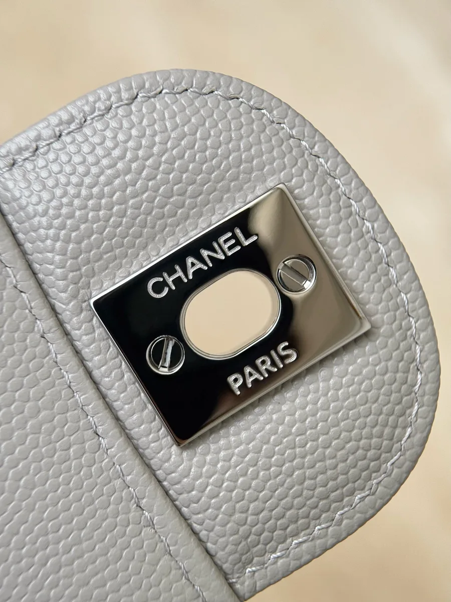 Крупный план внутренней стороны замка с гравировкой Chanel Paris