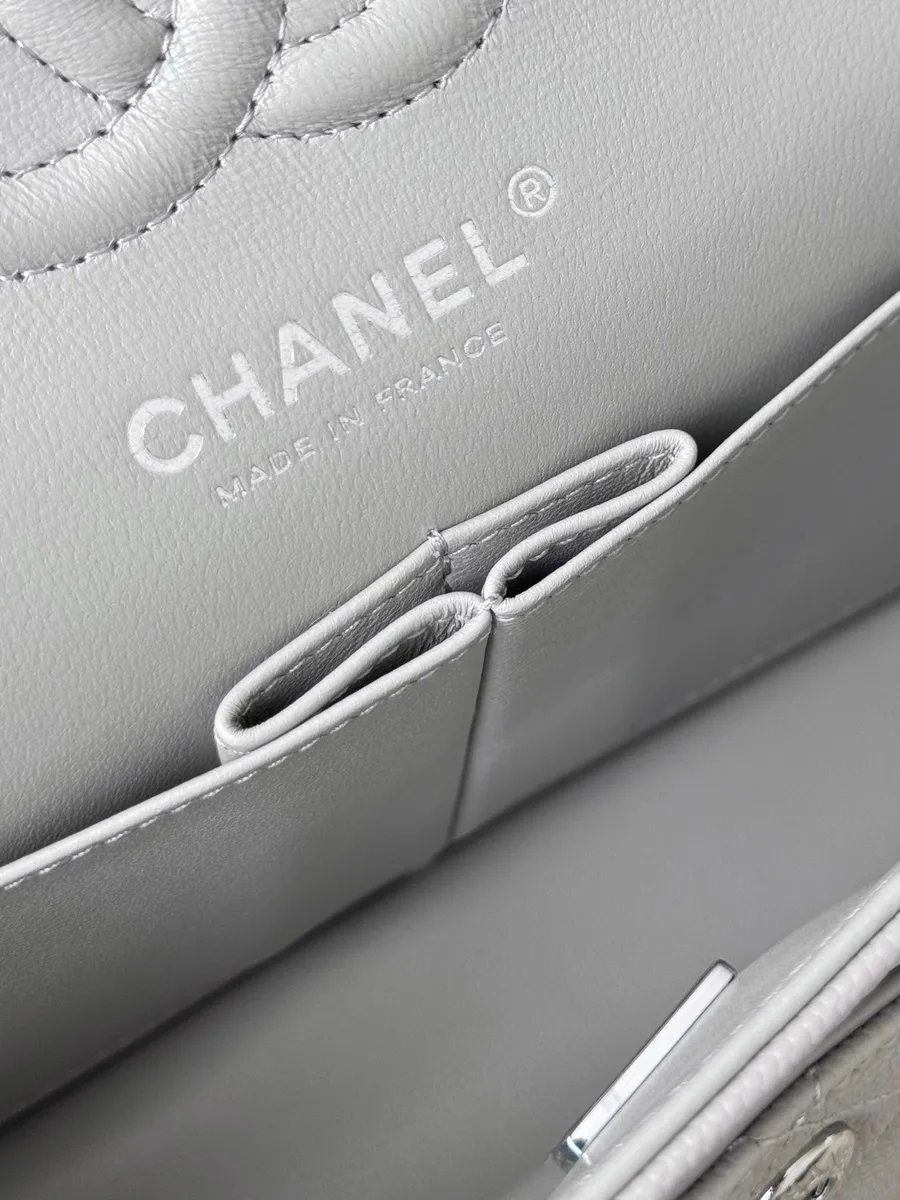 Тиснение Chanel Made in France серебристого цвета внутри сумки