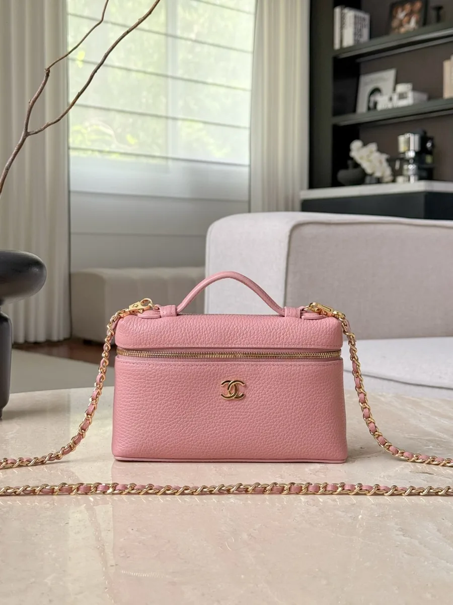 Розовая сумка Chanel Vanity Case с золотистой фурнитурой, вид спереди