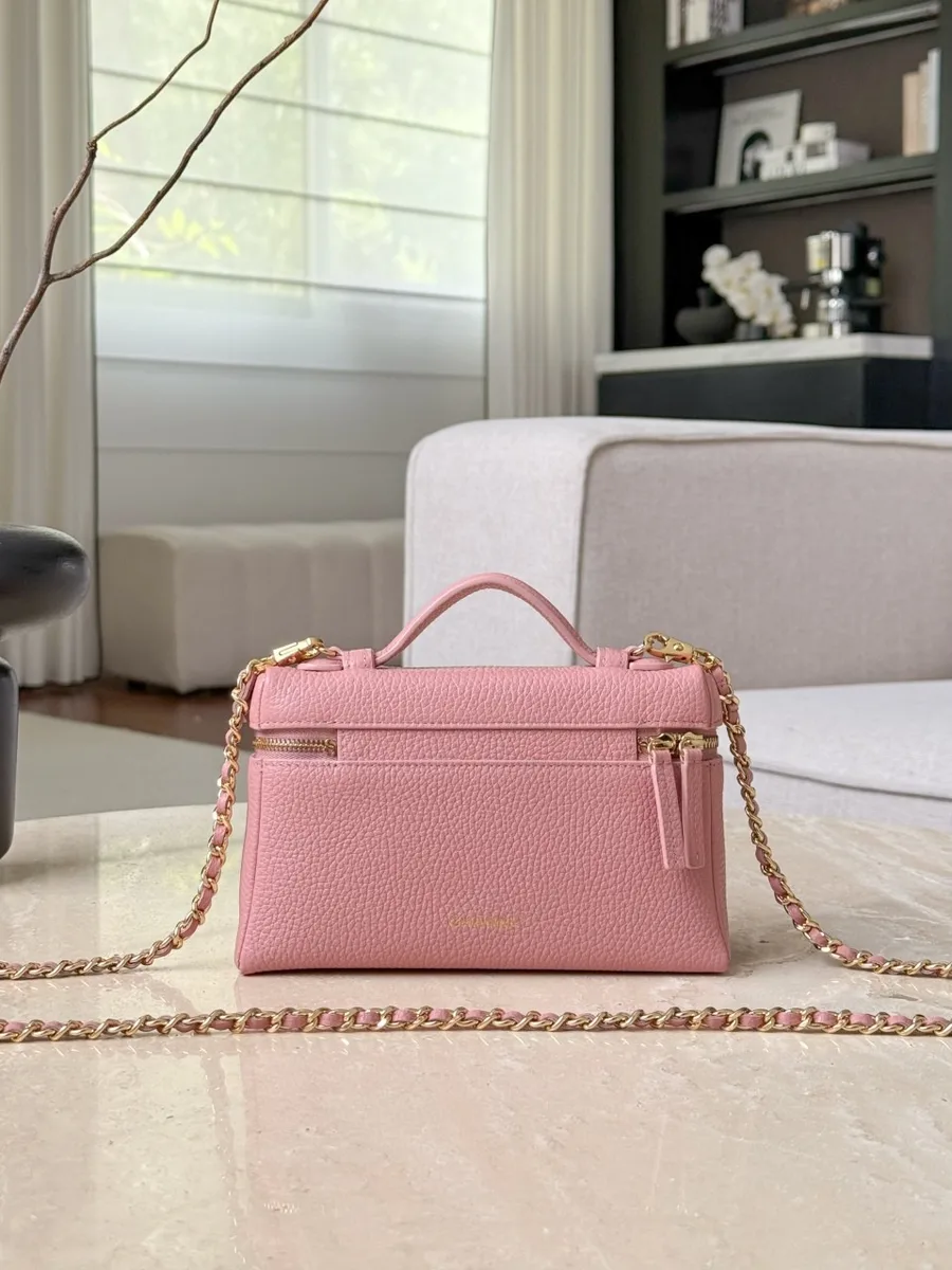 Розовая сумка Chanel Vanity Case, вид сзади с карманом