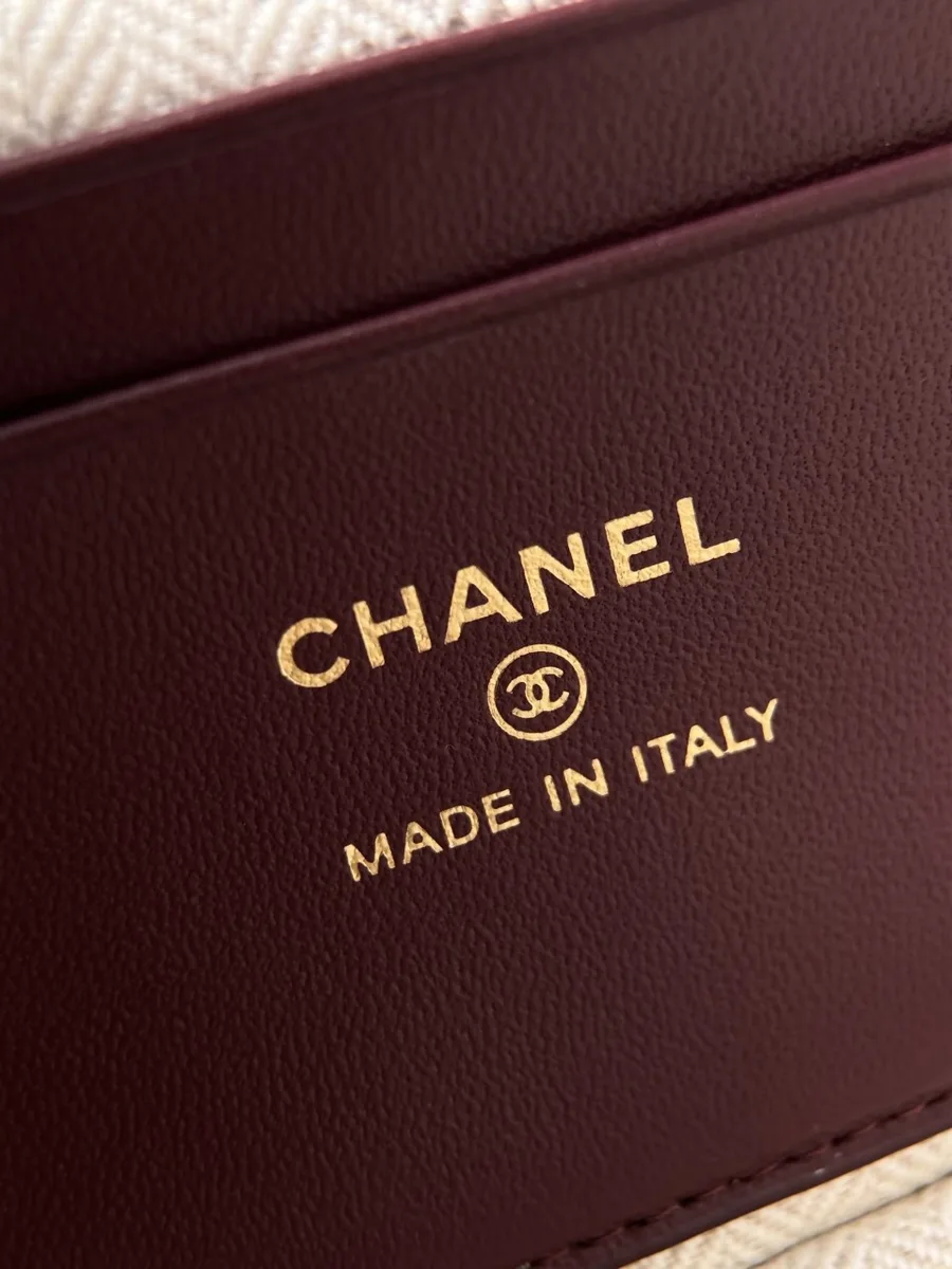 Золотистое тиснение Chanel Made in Italy на внутренней кожаной отделке