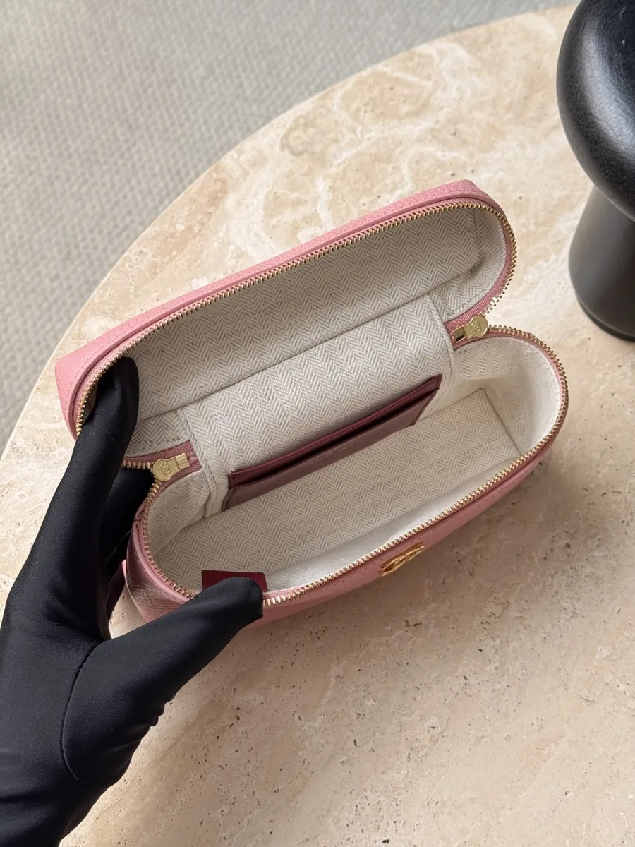 Открытая розовая сумка Vanity Case, вид изнутри на светлую подкладку