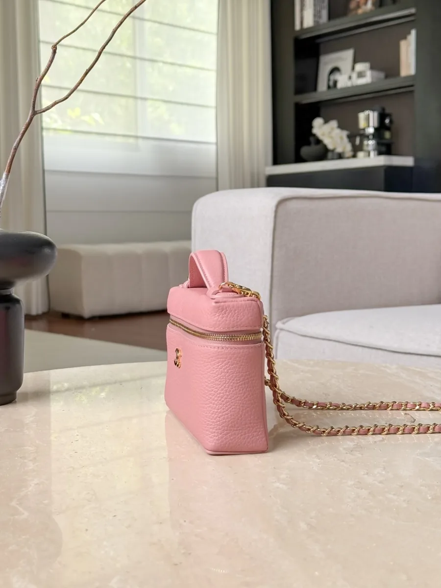 Розовая сумка Chanel Vanity Case, вид сбоку