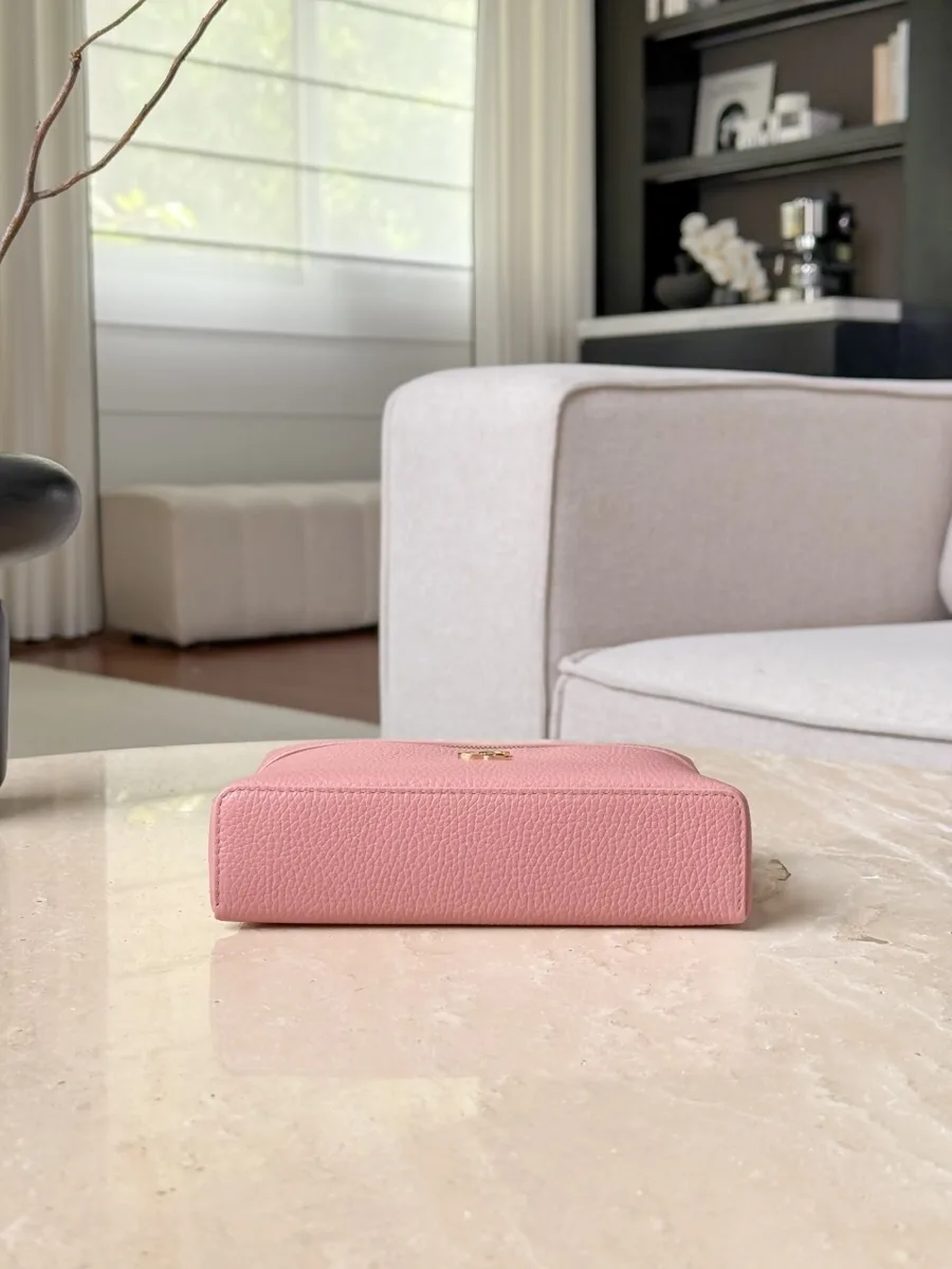Розовая сумка Chanel Vanity Case, вид снизу
