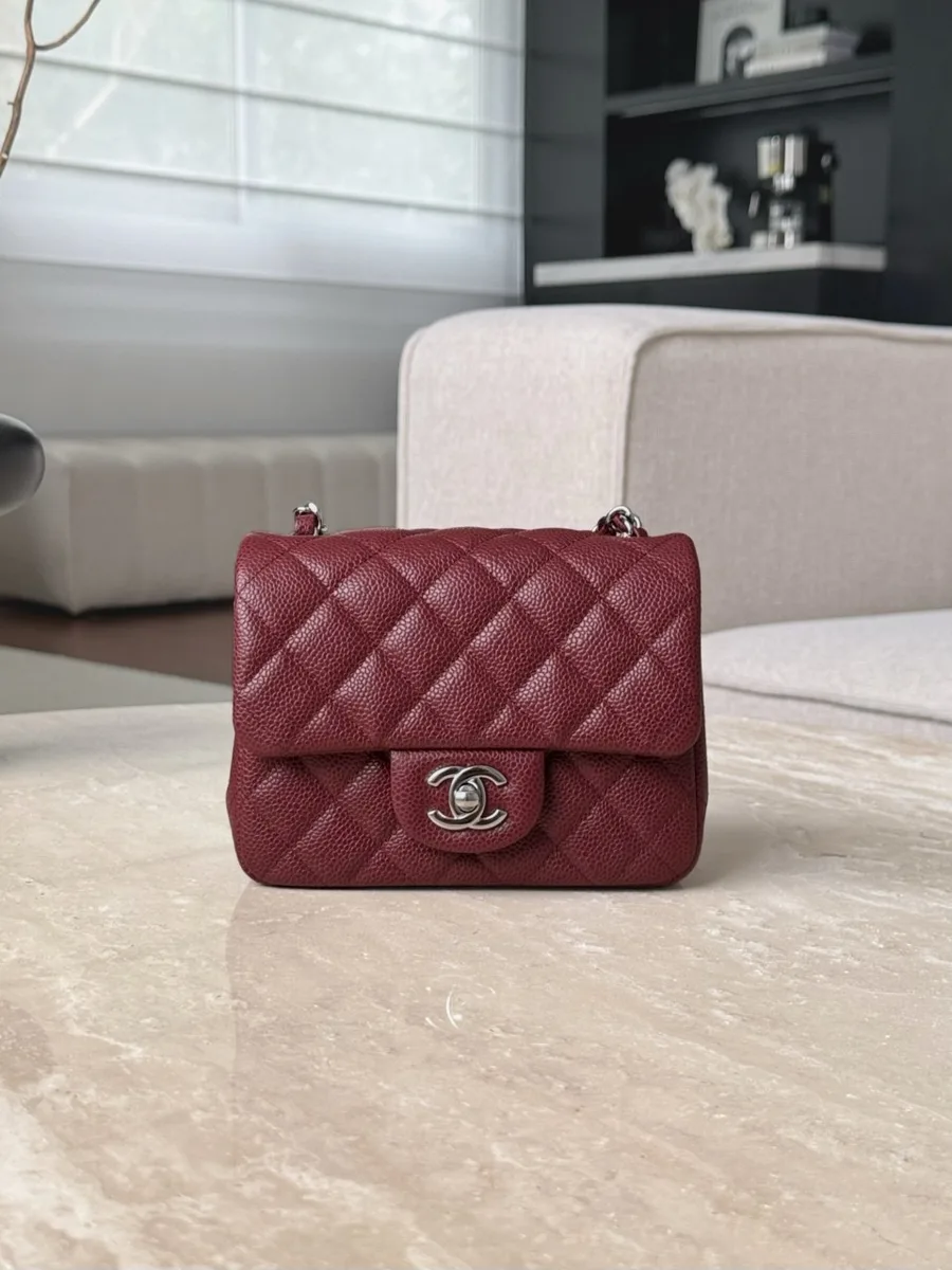 Бордовая сумка Chanel Classic Flap 17, вид спереди