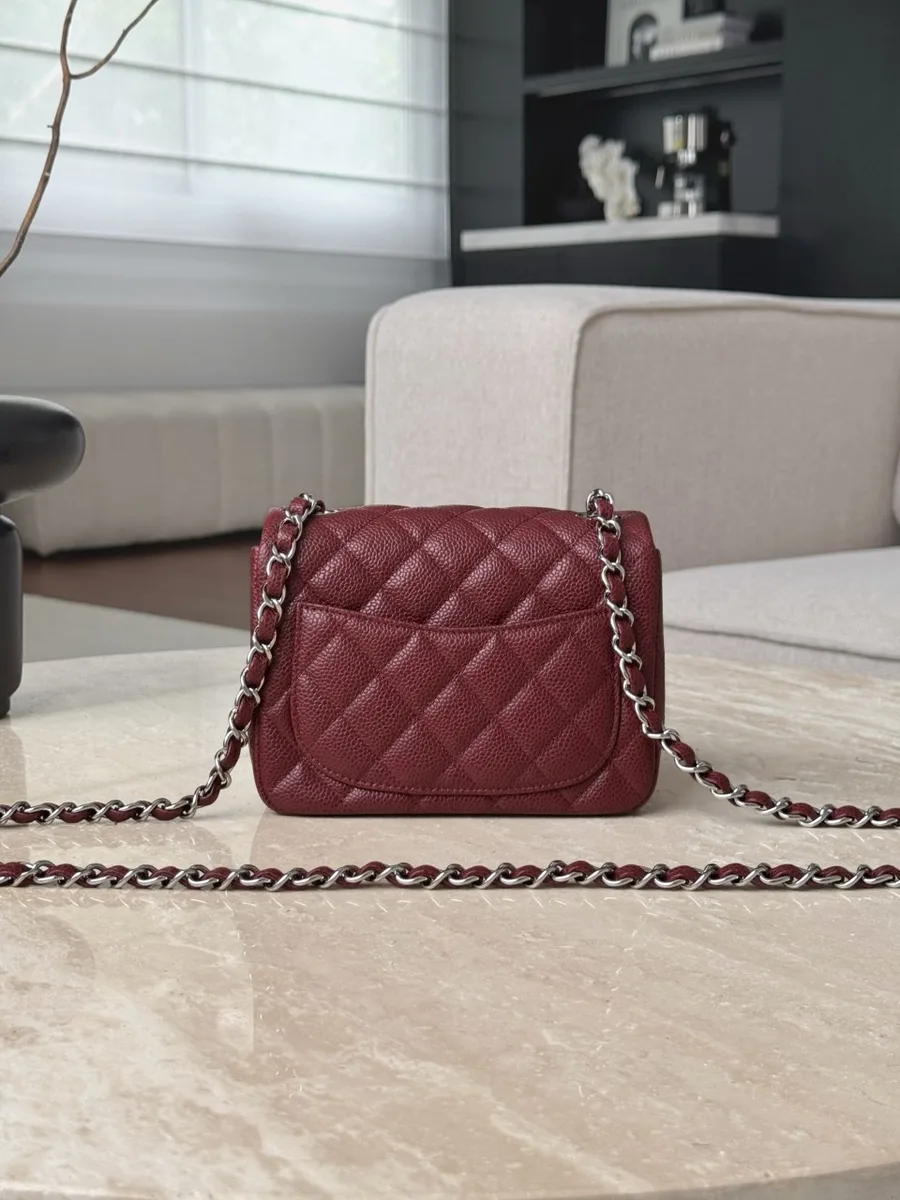 Бордовая сумка Chanel Classic Flap 17, вид сзади с накладным карманом