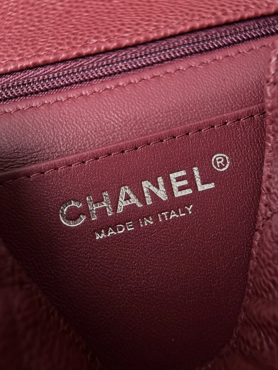 Крупный план тисненого логотипа Chanel Made in Italy внутри сумки