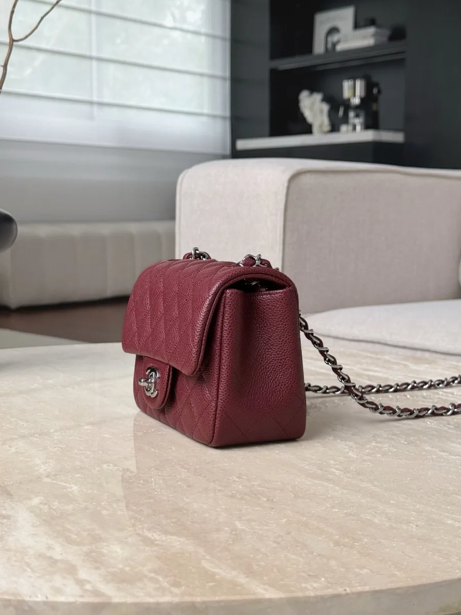 Бордовая сумка Chanel Classic Flap 17, вид сбоку