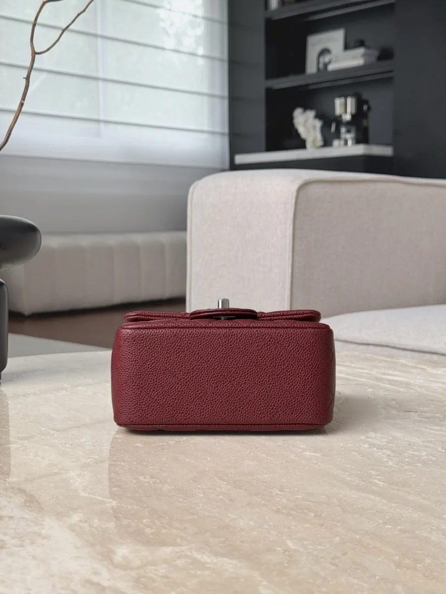 Бордовая сумка Chanel Classic Flap 17, вид снизу