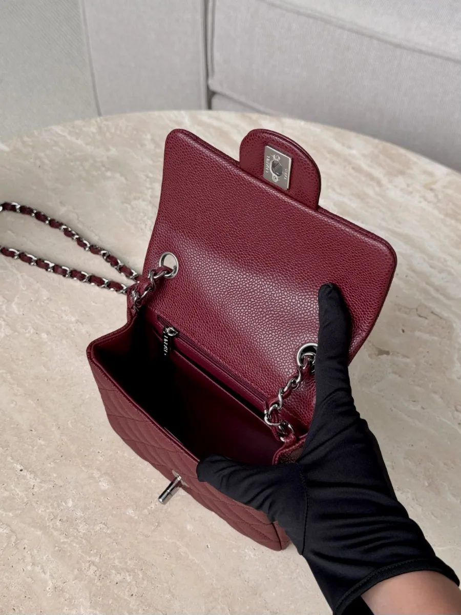 Бордовая сумка Chanel Classic Flap 17 с открытым клапаном, вид изнутри