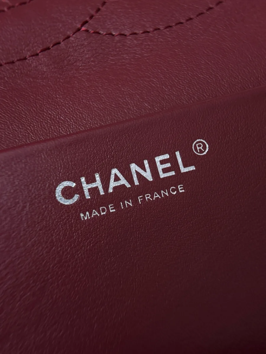 Серебристый штамп Chanel Made in France на бордовой кожаной подкладке
