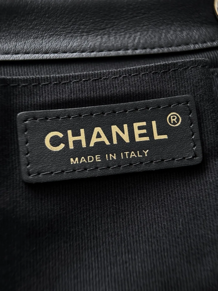 Внутренняя кожаная нашивка с золотистым тиснением Chanel Made in Italy.