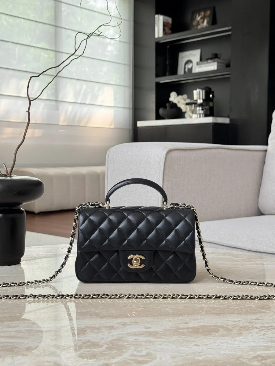Чёрная сумка Chanel Mini Handle Bag спереди, вид на клапан и золотистый замок CC
