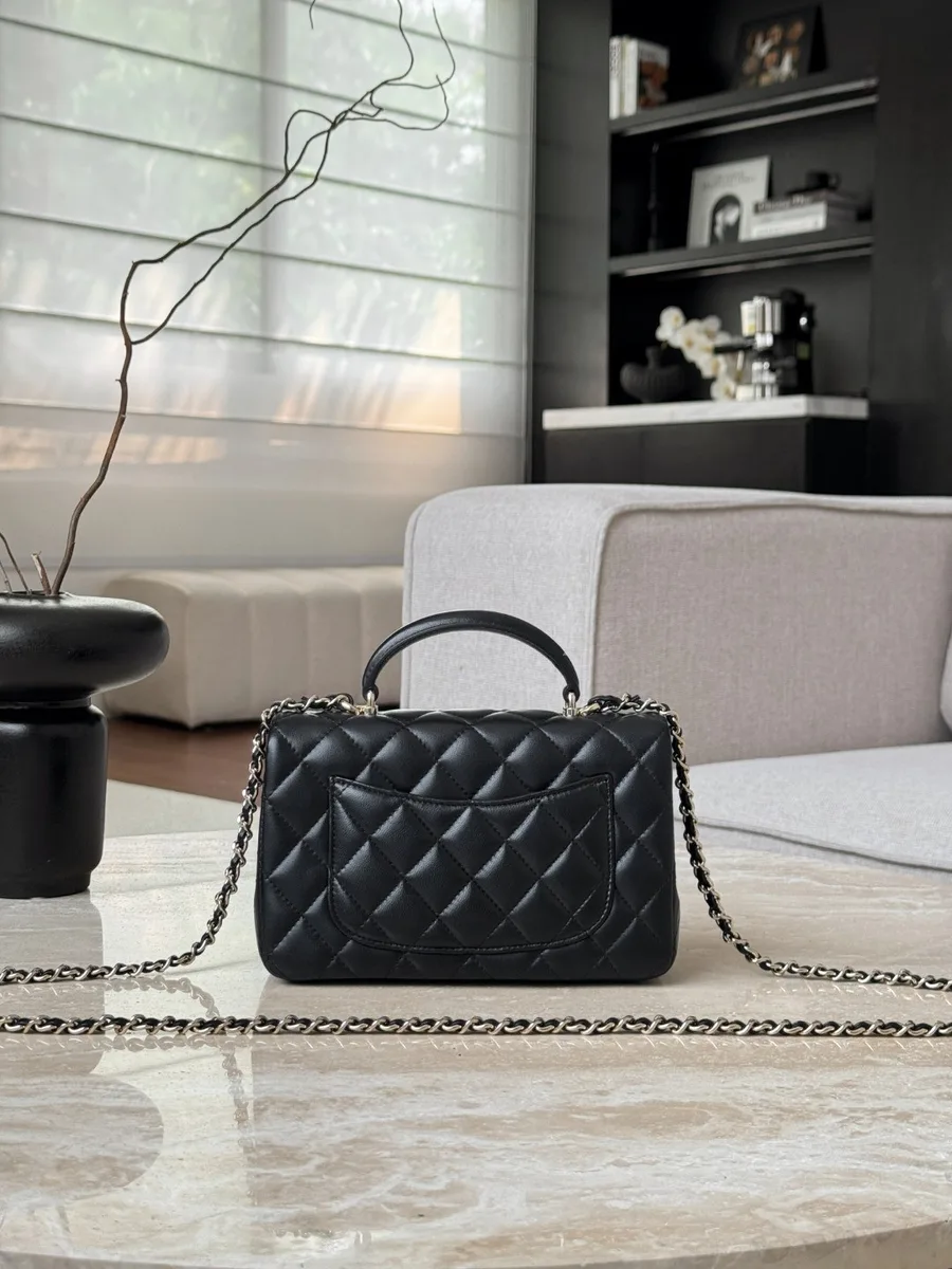 Задняя сторона чёрной сумки Chanel Mini Handle Bag с плоским внешним карманом