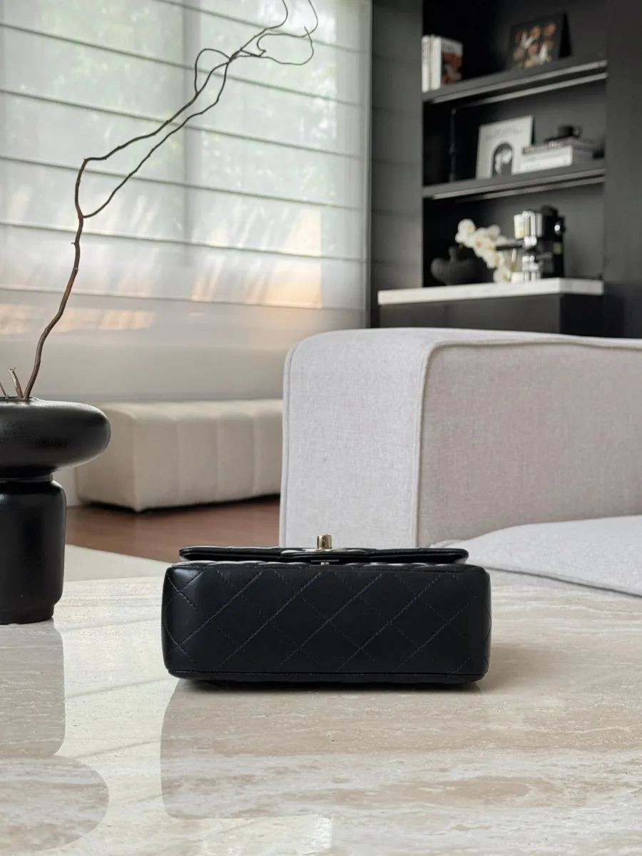 Вид снизу на чёрную кожаную сумку Chanel Mini Handle Bag