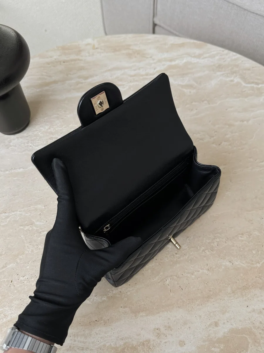 Открытая сумка Chanel Mini Handle Bag, вид на внутреннее отделение и карманы