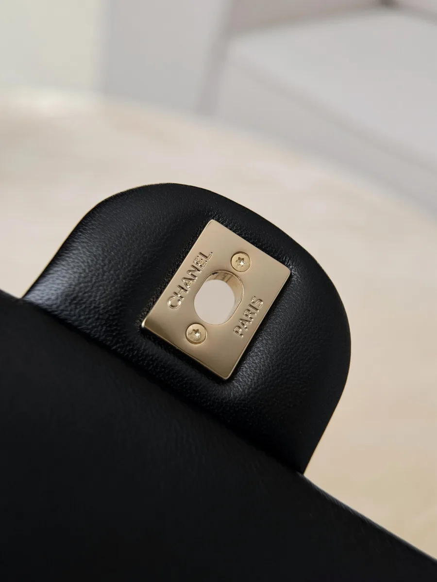 Внутренняя сторона клапана с металлической пластиной замка Chanel Paris