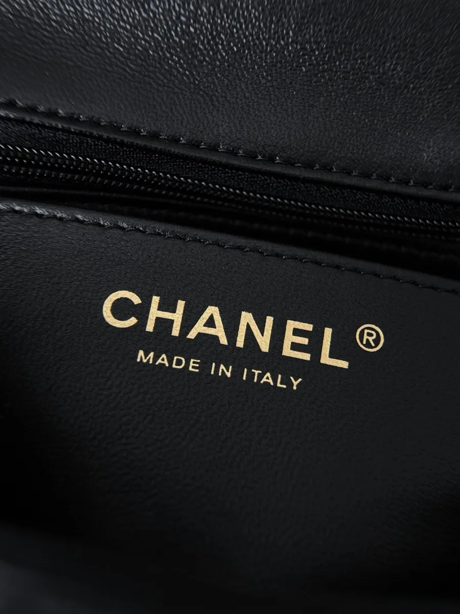 Золотистое тиснение Chanel Made in Italy на внутренней кожаной отделке