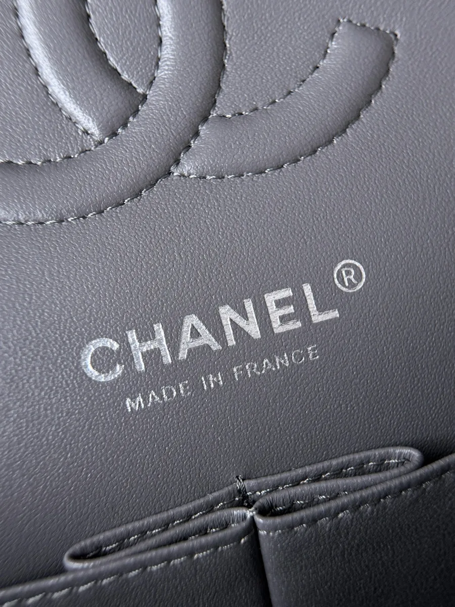 Серебристый штамп CHANEL MADE IN FRANCE на серой кожаной подкладке