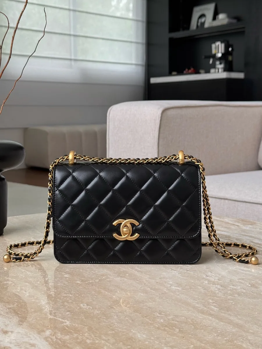 Чёрная сумка Chanel Classic Flap на цепочке с золотистым шаром, вид спереди