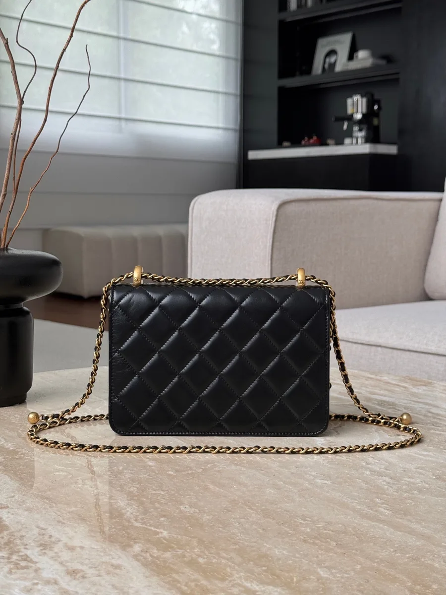 Чёрная стеганая сумка Chanel Classic Flap, вид сзади