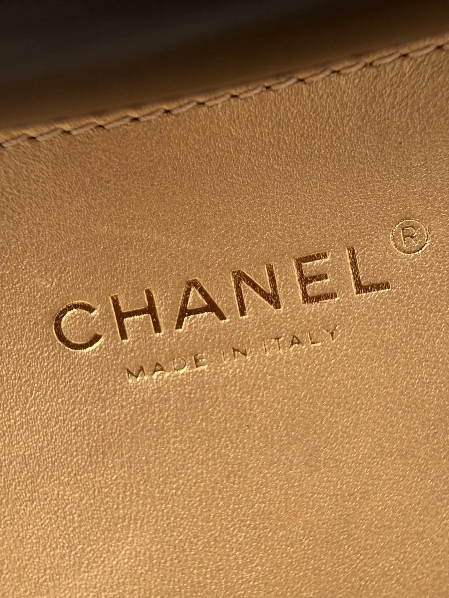 Крупный план золотистого тиснения Chanel Made in Italy на внутренней стороне